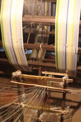 Yarn goes through comb onto warping drum